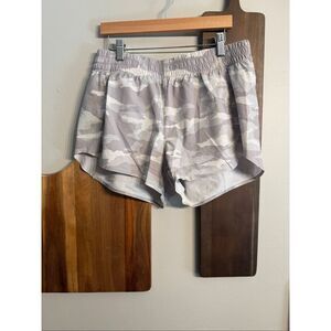 Athleta hustle 3” short white grey camo Small